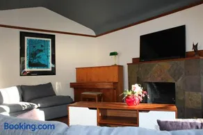 3-Bedroom Rose Garden Family Cottage - Image 2