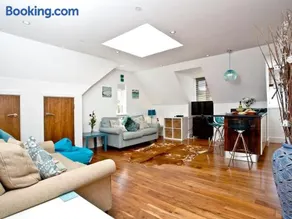 9 The Whitehouse - Image 3