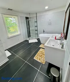 Premium Executive Suite, 4BR 4BA, Near Charlotte, NC, 5 Min to CaroMont, Sleeps 8 to 9 Guests - Image 4