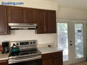 Sunny and Spacious, Hottub, Piano, Guitars, Fenced Yard, Pets Welcome, LGBT Friendly - Image 2