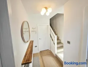 Modern 3BR Home - Kingsize Bed, Office & Garden - Image 2