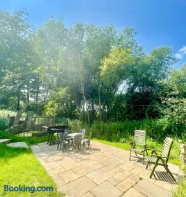 Tree Tops Holiday Let & Sauna South Downs West Sussex Sleeps 10 - Image 3