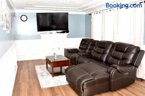 Handsome Home Renovated - close to Metro - Image 3
