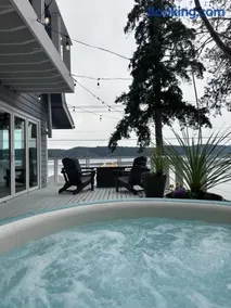 Hood Canal Escape- upscale meets the rocky shores! - Image 2