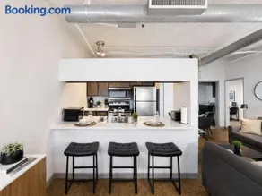Modern River Market Loft Sleeps 6 Parking WiFi - Image 4