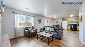 Convenient two bedroom near DIA - Image 2