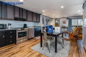 Lake Front King Suite: Full Kitchen-Lakefront Deck- Shared Hot Tub - Image 1
