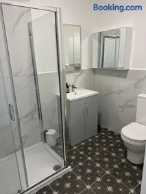 Modern & Spacious House - Image 1
