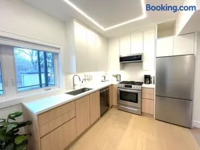 Modern Apartment Close To The Beach with Parking - Image 3