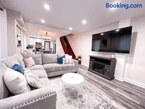 Cheerful & Modern Home w/ a Walkout Deck Area - Image 4