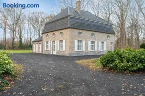 Charming villa in the heart of a historic estate - Image 2