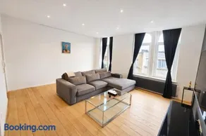 Luxury Triplex Stylish 2BR Apartment in Brussels - Image 4