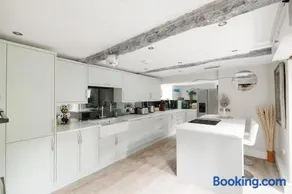 Luxury Townhouse in the Heart of Burford Sleeps 11 - Image 3