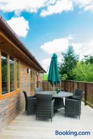 Kingfisher Lodge with Hot Tub - Image 2