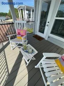 Tiny Lakeside Retreat - Image 3