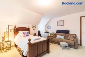 Luba's Peaceful Bedroom - Image 2