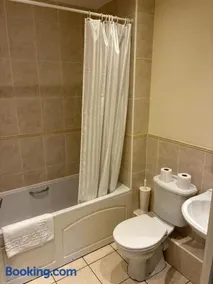 Spacious 2 Bedroom Apartment in Ascot - Image 5