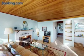 Adorable Dog-Friendly Home in Historic Deco District - Short Walk to Beach - Image 2