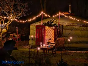 Het binnenerf yurt en keetjes - Image 3