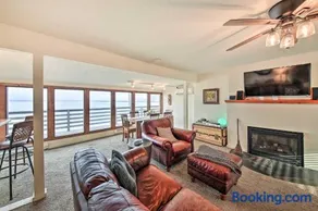 Waterfront Sagle Retreat w/ Hot Tub & Fireplace - Image 3