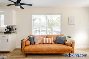 Beacons Beach Cottage - Image 2
