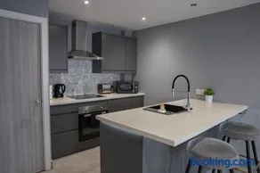 #4 Stylish City Centre Apartment with Free Private Parking, close to Hull New Theatre and Connexin Live Arena - Image 3