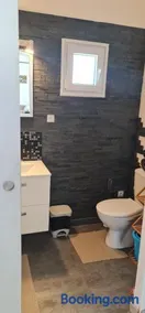 Beau logement avec terrasse, jacuzzi et terrain de pétanque privatif à 5 minutes de la plage - Image 2