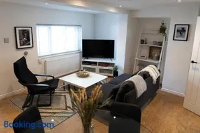 Bower Apartment - Image 2