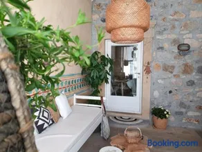 Aretousa Deluxe Downtown Apartment - Image 1