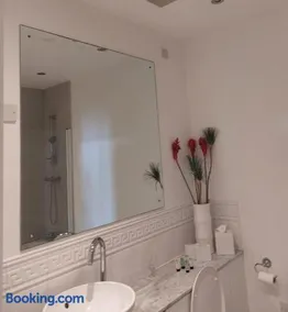 One Bedroom Luxury Regency Apartment - Image 4