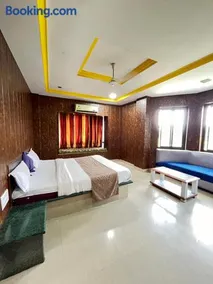SHREE DWARKESH RESORT & WATERPARK 966o9o1oo6 07km from shreenathji temple By SK - Image 2