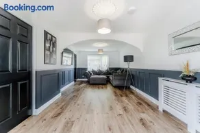 Modern 3 bed House - Image 1