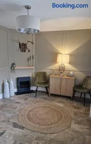 South Coast New Forest Holiday Home-4 Bed-Sleeps 8-Spacious-Parking-EV Dock-Large Garden-Playground-Great for Families-Groups-Professionals - Image 3
