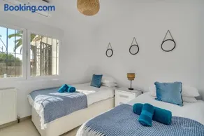 Great villa close to bars, restaurants and beach - Image 3