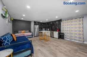Modern Heights Apartment with Pool - Image 1