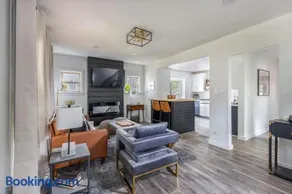 The Akron Retreat: Modern 3-Bedroom Oasis - Image 2