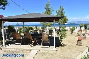 Bouka Beachfront Bungalows - Image 1