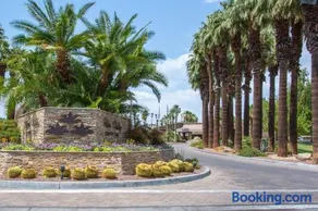 Sunny Palm Desert Escape on Golf Course - Image 1