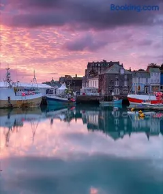 Pufflings, Padstow Coastal Cottage, Free Private Parking - Image 2