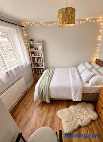 3 bed house, sleeps 5, 8 mins to Harold wood Station - Image 2