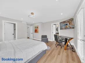 5 Bedrooms Modern Oasis in Downtown Area - Image 4