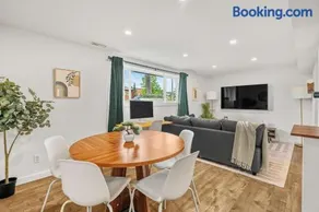 Urban Hideaway Walk to Shops 3BR 8px - Image 3