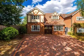 5 Double Bedrooms - Sleeps 10- Luxury Park Escape - 7 Seater Hot Tub W Park Views - Canal Access- Huge Driveway - 4 Vehicles or 2 LWBs - Minutes to JLR BHX Airport HS2 Mell Square - Regular Work Stays and Long Stays are welcome! By Samina Arz Stays - Image 2