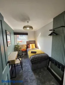 Urban 4BR house - Central-FREE parking-NO PARTY - Image 3