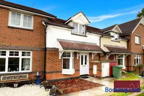 Bracknell - Modern 2 Bedroom House - With Parking - Image 1