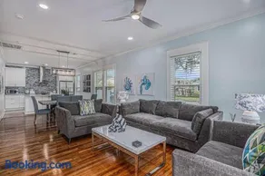 Luxury Designer Coastal Villa Bright Beautiful - Image 1