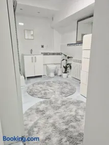 Cool Spacious studio semi basement in hosts house Ideal for The camino - Image 4