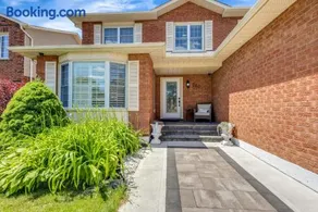 Modern 4BR Family Home with Pool in Whitby - Image 2