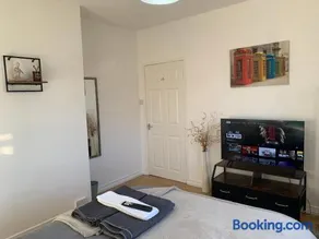 Douglas Apartment - Trains to Edin & Glasgow - Private Parking - Image 4