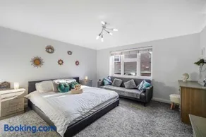 4 BR 6 Beds 3 Bath PS4, Pool Table Parking x4 Close to Legoland & Windsor - Image 4